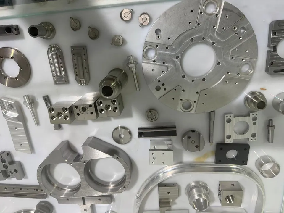 Musterwand mit CNC-gefrästen und gedrehten Präzisionsteilen bei einem Fertigungspartner