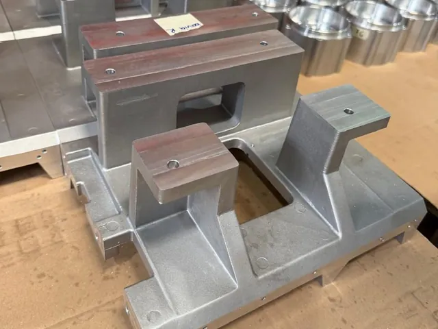 Grosses gefrästes Bauteil aus Aluminium