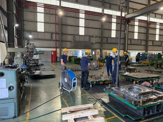 Werksbesuch in einer Fertigungshalle für Werkzeug- und Formenbau