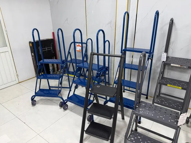 Fahrbare Podesttreppen und Leitern