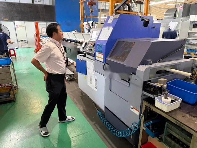 CNC-Drehautomat in einer Fertigungshalle in Vietnam