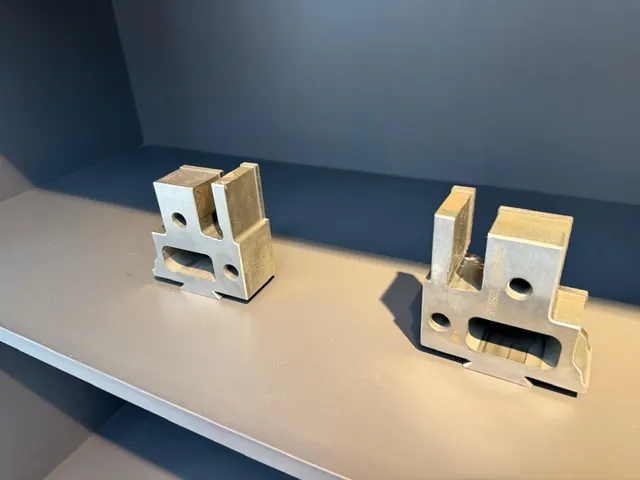 Gefräste Metallteile in der Musterausstellung eines Partners