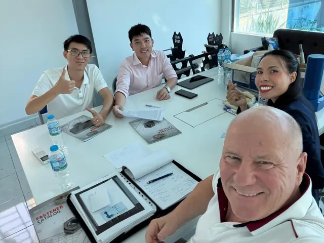 Besprechung mit einem Fertigungspartner in Vietnam