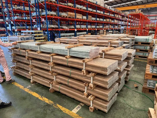 Stahlbleche im Lager eines Partners
