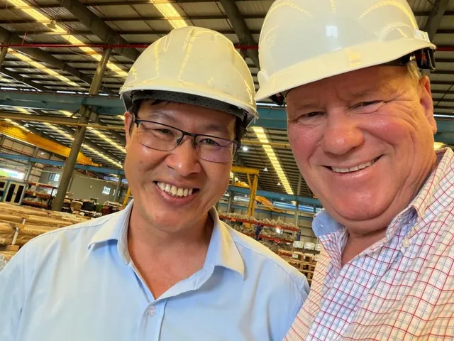 Marco G. Walser (rechts) mit einem Partner in der Produktionshalle