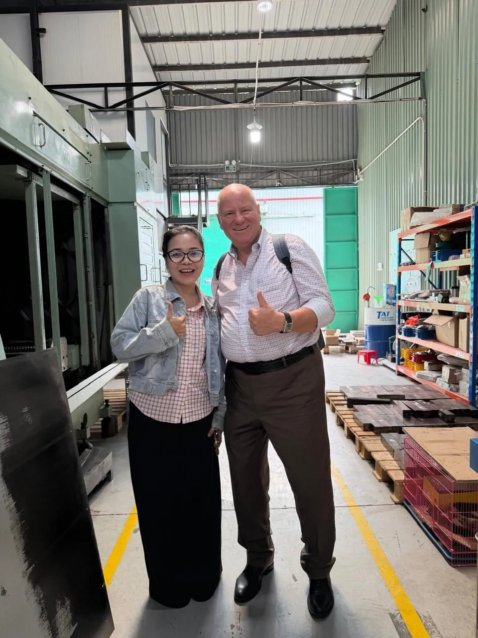 Marco G. Walser (rechts) bei einem Fertigungspartner in Vietnam